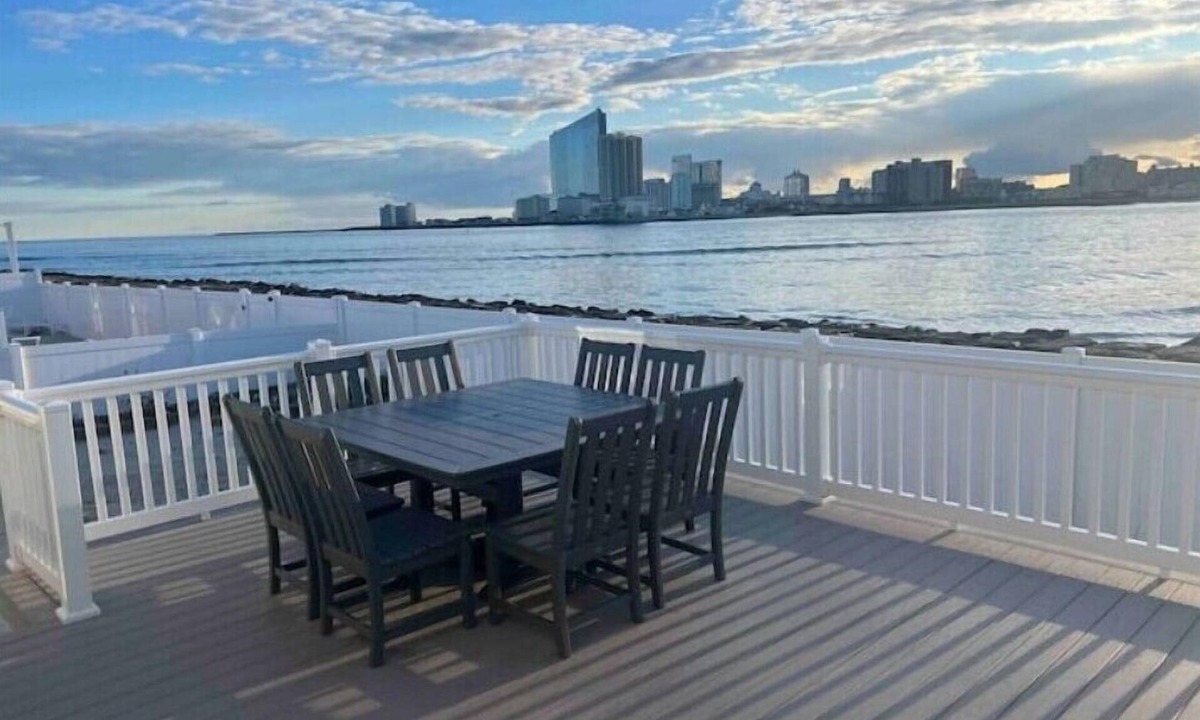 Southend House | Beachfront Bliss with Views! Perfect for families