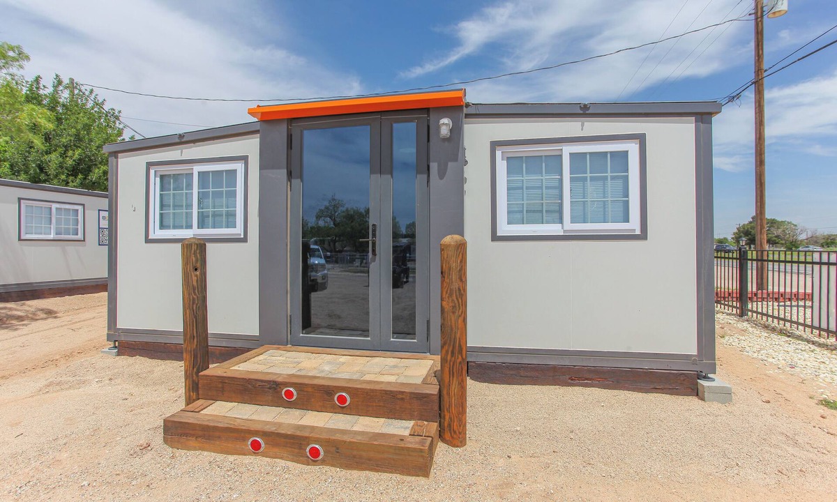 Big Spring Cabin | Big Spring, TX-Tiny Home Charm - Studio
