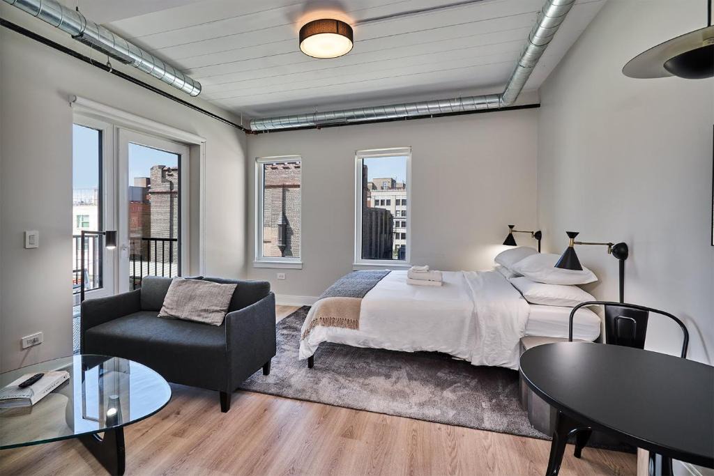 Lakeview Apartment | FRONTDESK Chic Open Wrigleyville Studio Apt