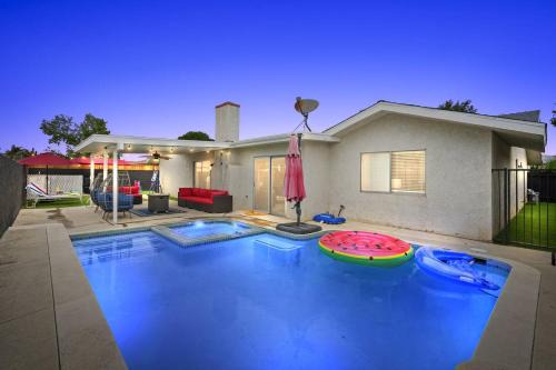 East Hemet House | Heated Pool - Jacuzzi - Firepit - Game Room