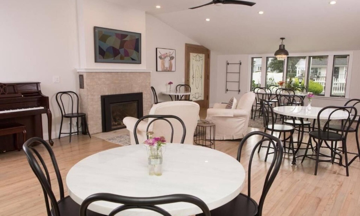 Bennington Hotel | Knotty Pine