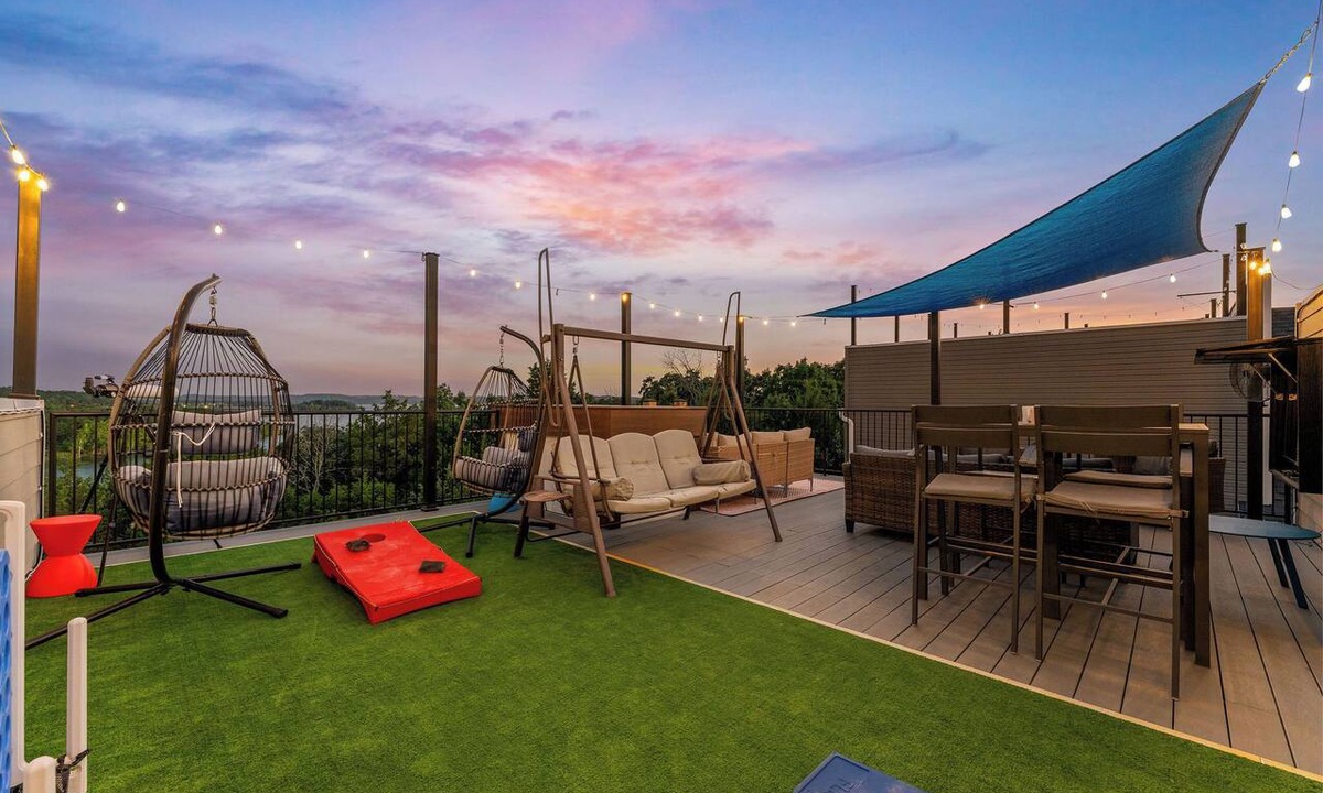 Table Rock House | Lakefront Rooftop Hangout Hot Tub Fire Pit Arcades