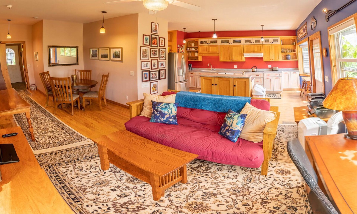 Ithaca House | Mountain View, jacuzzi, bright spacious Ecovillage
