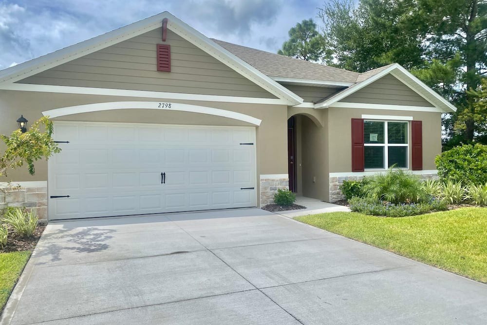 Halifax House | Spacious 4-bedroom house in nice Ormond Beach with a Lakeview.
