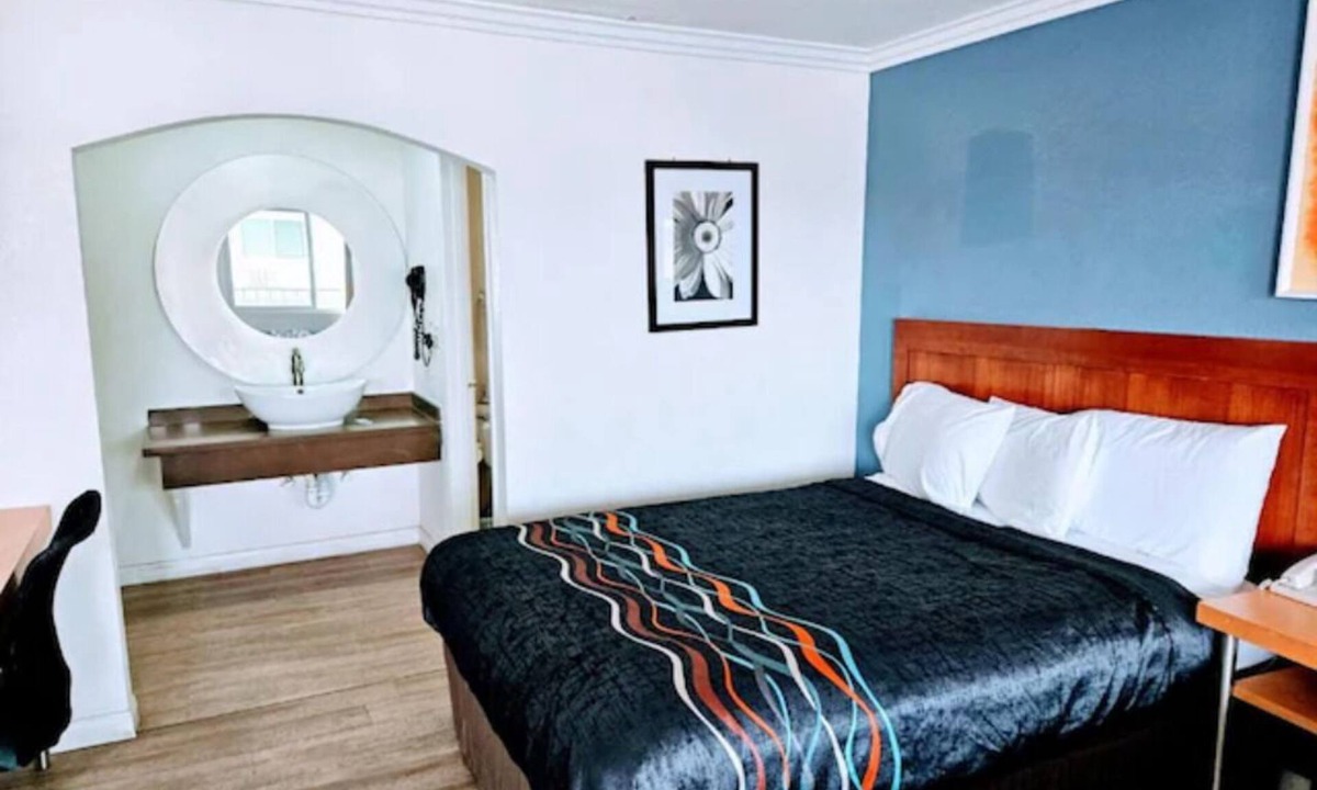 Ridgecrest Hotel | Spacious Studio w/Private Bath + Kitchenette – Steps from Dining & Local Attrac