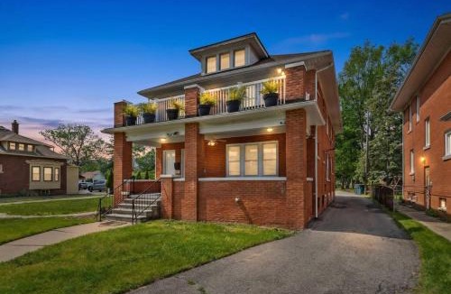 Dearborn House | 2 BR - Fully Equipped Dearborn Home