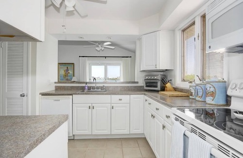 Southend House | Beachfront Bliss with Views! Perfect for families
