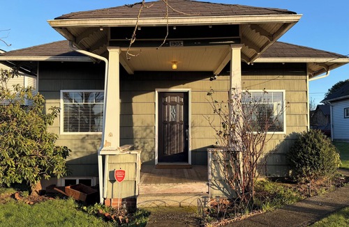 Everett House | Charming 2-bedroom bungalow in welcoming Everett with WiFi