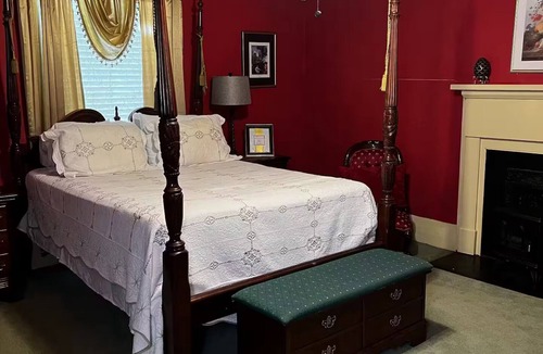 Bainbridge Bed & Breakfast | Commodore Bed & Breakfast/Red Room