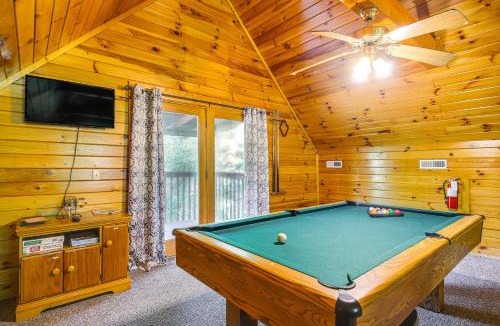 Sevierville House | Community Pool! Sevierville Stay w/Hot Tub