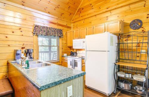 Sevierville House | Community Pool! Sevierville Stay w/Hot Tub