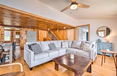 Hydeville House | Cozy Castleton Cabin with Fire Pit + Water Access!