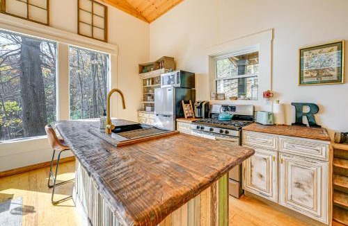 Mountain City House | Deck & Fire Pit: Mtn-View Cabin in Rabun Gap