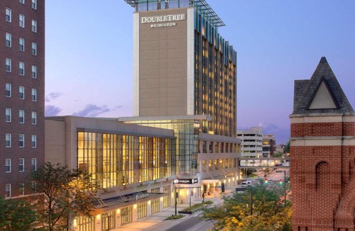 Cedar Rapids Hotel | DoubleTree by Hilton Hotel Cedar Rapids Convention Complex