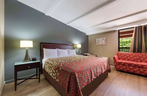 High Point Hotel | Econo Lodge