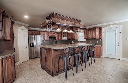 Luling House | Luling Ranch-Pool-Pool Table-FoosBall-Sleeps 20!