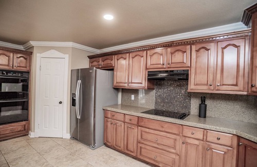Luling House | Luling Ranch-Pool-Pool Table-FoosBall-Sleeps 20!