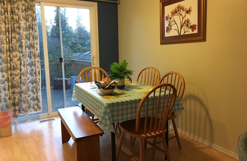 Bothell House | Nice & Cute 4B2B Retreat with 2TV. Private Backyard