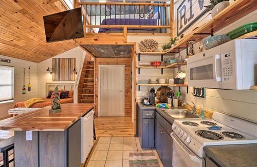 Mountain View Apartment | Pet-Friendly Studio w/Loft & Mountain Views!