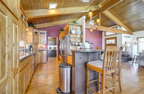 Eagle Point House | Private Mtn-View Pool! Rogue River Valley Escape