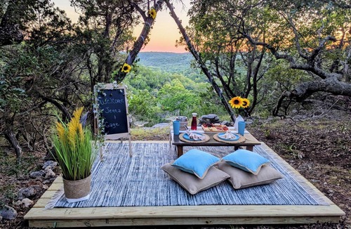 Pipe Creek Cabin | Quaint & Secluded Tiny House w/farm-fresh Breakfast & Beautiful Views!