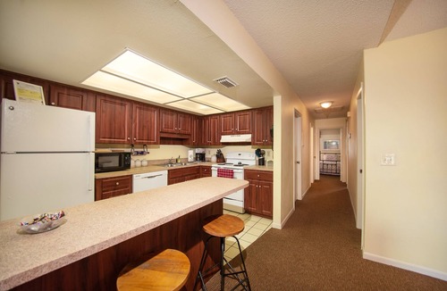 Nichols Condo | TimeOut! Spacious condo - 2 Bedroom, 2 Bath, Sleeps 6, Pool