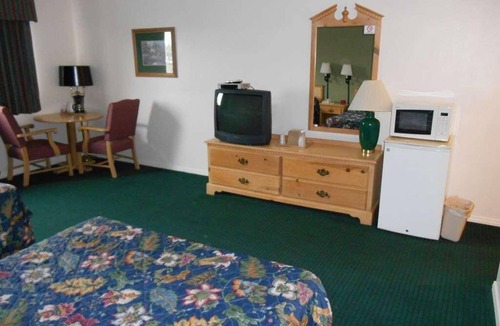 Enumclaw House | Washington Getaway at GuestHouse Enumclaw! Pet-Friendly Property, Free Parking