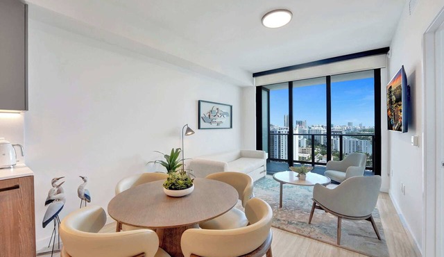 17th-Floor 1BR | Views, Pool, Gym & Beach Access