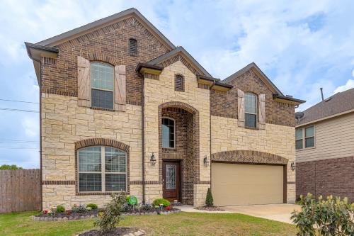 22 Mi to Dtwn Houston: Spacious Baytown Home!