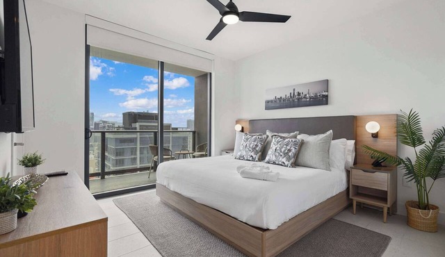 36th Floor Downtown · Pool, Gym & Walk to Bayside