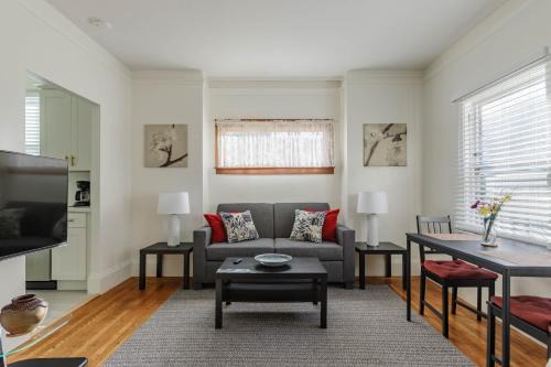4 - Berkeley Private Apartment with Parking & Laundry