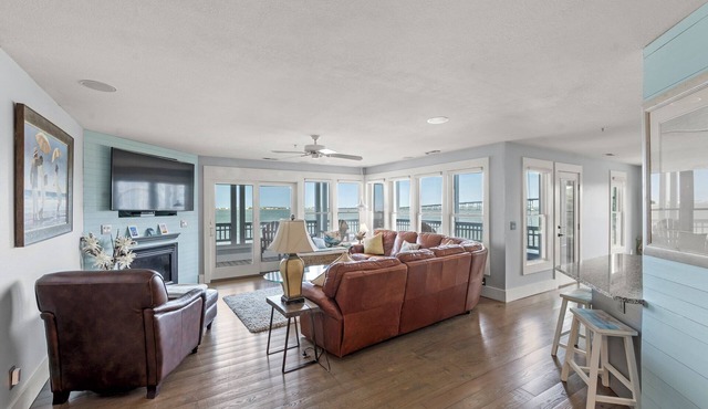 4 BR Water-front Condo w/Central AC