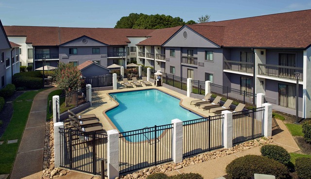 4 Relaxing Queen Units w/Pool, Free Parking, Pets Allowed!