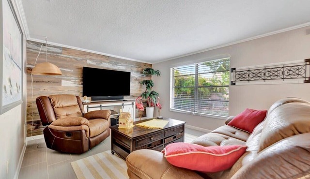 5 mins to the beach! Pet Friendly & BBQ Grill!