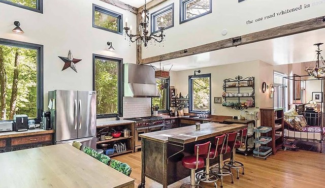 8-bedroom house & barn boardering the Catskill Mountain Preserve and family farm