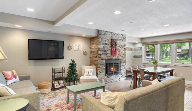 Boyne Mountain, Base of Mtn, Sleeps 13
