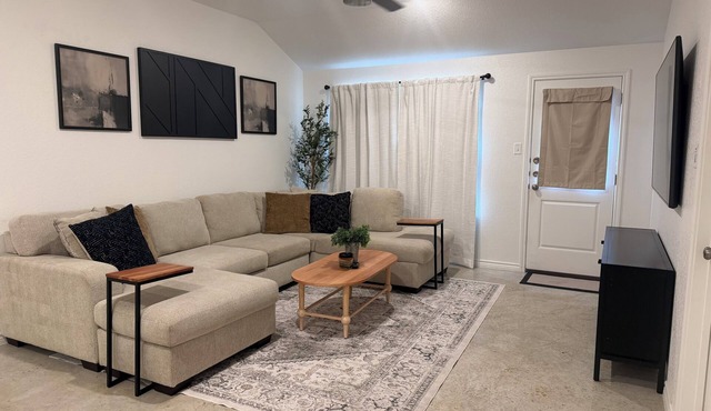Central Texas Charm in a cozy home with AC and comfortable amenities