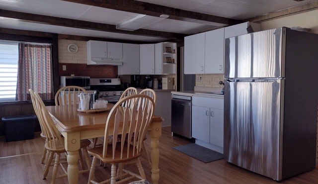 Charming cabin with lake and dock access in Houghton Lake
