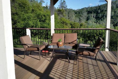 Comfortable Upper Floor Mountain Getaway in Penn Valley, California
