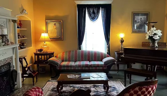 Commodore Bed & Breakfast/Red Room