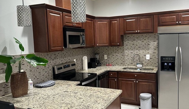 Convenient Atlanta Vacation in a quiet neighborhood. Walking trail, golf course