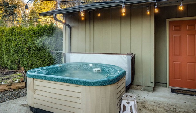 Cowboy Cabana! Hot Tub and Ping Pong! Cozy 3 bedroom home.