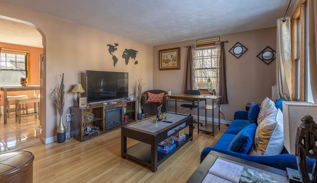 Cozy Cape Close to Farmington, Plainville & Downtown New Britain