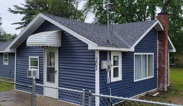 Cute cabin located in the Houghton Lake area.
