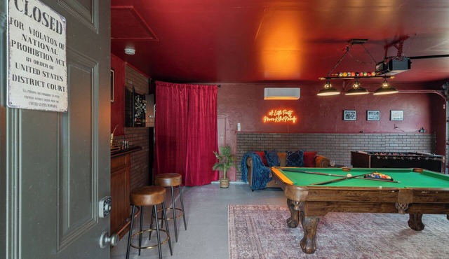 fifa-15 mins to stadium -Speakeasy-game room-Gatsby-themed-heated pool