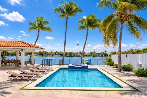 Lake House Oasis heated pool and amazing views!