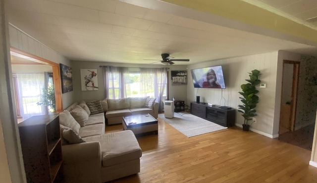 Large 6 bedroom, Big Yard, Three miles to Dreams Park