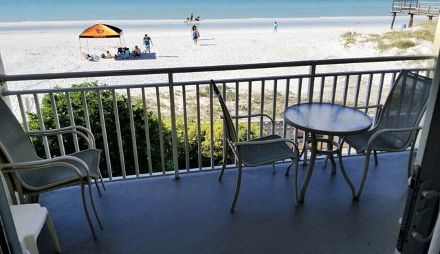 Large Clean Beachfront Condo, Free Parking and WiFi