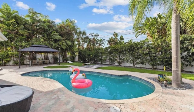 Lighthouse Luxury Escape w/Pool & BBQ