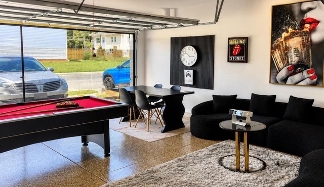 Luxe 4BR Townhome with Entertainment Area -10 mins from Airport
